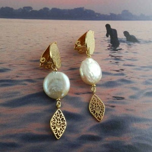 Clip or pierced earring, freshwater pearl, gold plated