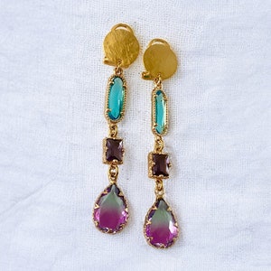 Pendientes de clip colgantes, gotas engastadas, chapados en oro Morado