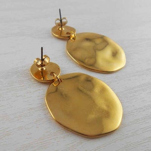 Clip or spike earring, gold plated, hammered Pic oreille percée
