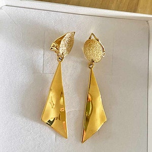 Clip-on earrings, hammered triangle, gold plated, silver plated