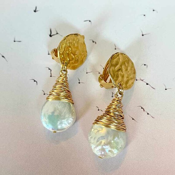 Paire De Boucles D'Oreilles Clips Vintage - Métal Doré & Perles Nacrées - Bijou Ancien XXe Siècle - Occasion