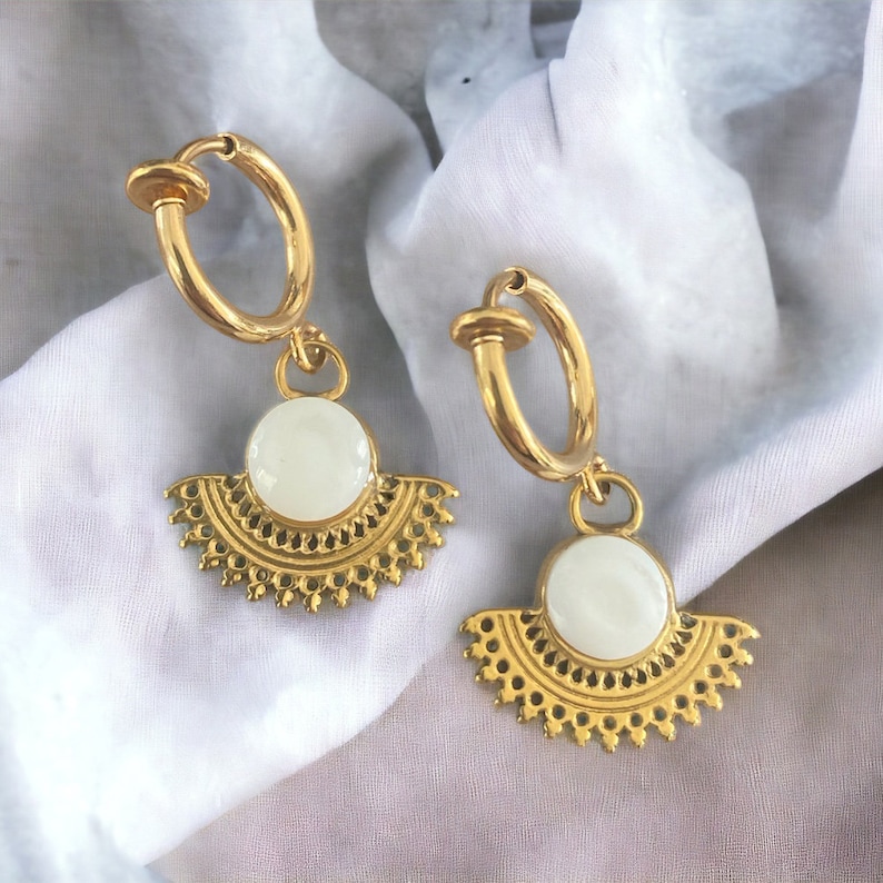 Pendientes de clip minimalistas bañados en oro y nácar Demi soleil nacre