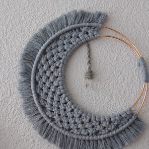 Suspension murale en macramé avec lune et cristal de roche | Décoration murale bohème | Décoration d&#39;intérieur hippie |