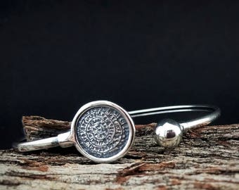 Brazalete con disco de Phaistos, brazalete en forma de C, plata de ley 925, disco griego antiguo de Phaistos, bijoux grec, brazalete con disco de Phaistos