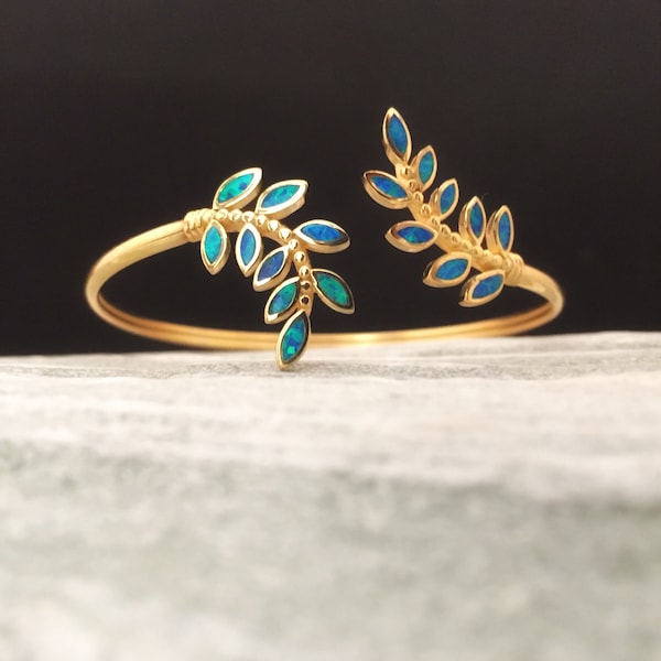 Brazalete con hojas de olivo en forma de C, dorado, plateado y ópalo azul, brazalete con hojas de olivo en forma de C, brazalete con hojas de olivo griego en forma de C, dorado, plateado y ópalo azul.