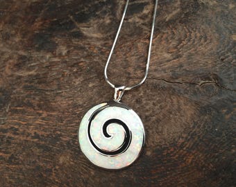 Spiralanhänger, Spiralanhänger, Sterlingsilber-Spiralanhänger, weißer Opal-Spiralanhänger, antike griechische Spiralschmuckkollektion, Geburtstags-Spiraljuwel