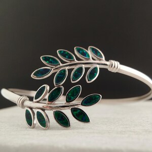 armband med olivbladsgrön opal, armband med olivblads-c, grekiskt armband, armband med olivblads-c i silvergrön opal