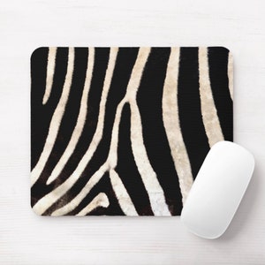Könnte beinhalten: Schwarzes und weißes Zebra-Muster-Mauspad. Das Pad hat eine weiche, flauschige Textur.