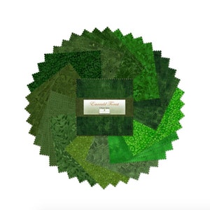 5" Squares Charm Pack Fabric - Emerald Forest Green Essential Gems - 42,5 inch vierkanten in verschillende tinten groen van Wilmington Prints