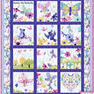 Puede incluir: Un edredón colorido con temática de mariposas. El edredón presenta varios diseños de mariposas y flores dentro de paneles cuadrados, enmarcados por un borde morado y un borde de cuadros. El texto "Flutter The Butterfly" es visible.