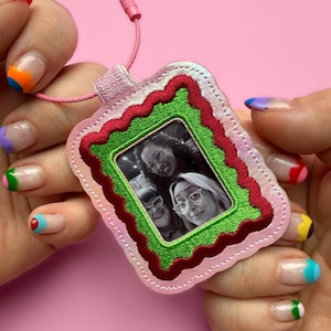Llavero con marco de fotos para fotomatón - Llavero con marco de fotos ondulado para bolso