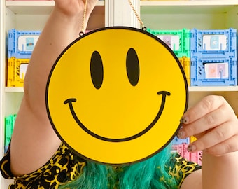 Acrylspiegel Smile Face – Nieuwigheid muurkunst jaren 90 met gouden ketting