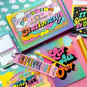 Paquete de papelería relajante con lápiz, regla, bloc de notas, cuaderno, calcomanía holográfica, tarjeta de felicitación con lámina holográfica, marcapáginas e impresión ondulada