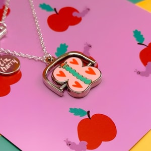 Ellastrated X Liz Harry Metamorphosis Emalj Fidget Halsband - Förvandlar Larv till Fjäril Illustrerad Berlock Silverhalsband