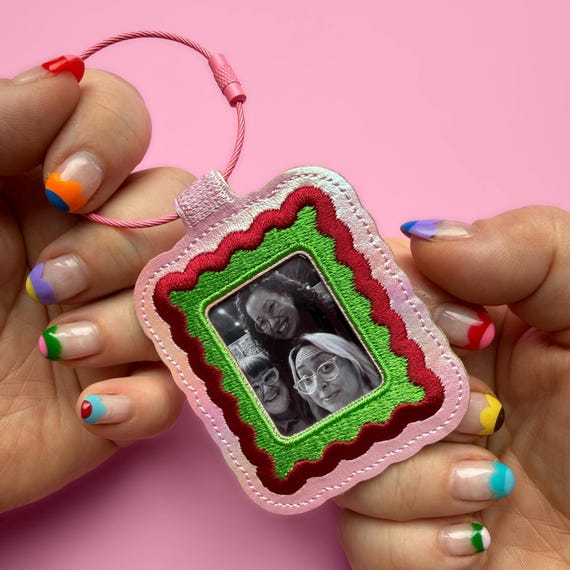 Photobooth Photo Frame Keychain - Wavy Photo Pictureframe Keyring Purse Charm