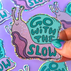 Holografische Go With The Slow Snail-glittersticker - vinylsticker geestelijke gezondheid