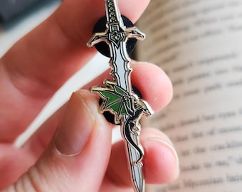 Spilla smaltata con drago Wyvern e spada d'argento