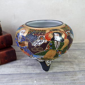 Japanische handbemalte vergoldete Polychromie Satsuma Koro - zeigt vier göttliche Männer und Frauen (Kannon und die Arhats)