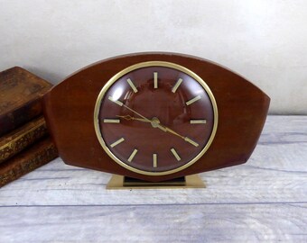 Refurbished Wooden 1970s Quartz Retro Clock / Mid-Century Modern quartz desk clock / battery powered table clock / mantle clock