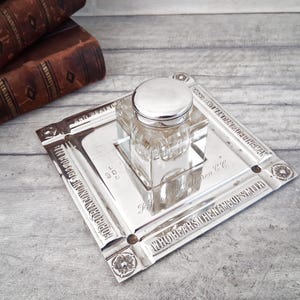 Zilveren inktpot in Art Deco-stijl uit 1926, met originele geslepen glazen inktpot, Engelse rozen en een gedicht over de achternaam Smith.