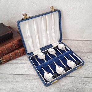 Set med art déco-silverpläterade teskedar/cocktailskedar av kaffebönor