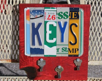 SALE!! KEYS License Tag Sign with Vintage Keys Old Wood, Recycled License Plate Art, Custom Sign From Metal License Tag, Upcycled Key Holder