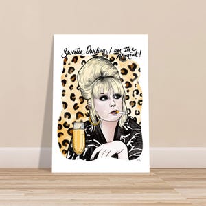 Puede incluir: Ilustración de una mujer con cabello rubio, fumando un cigarrillo y sosteniendo una copa de champán. El fondo es un estampado de leopardo. El texto dice "Sweetie Darling, I am the Moment!"