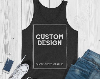 Op de afbeelding: Een donkergrijs mouwloos hemd met een witte rechthoekige rand met een stippellijn. Binnen de rand staat de tekst CUSTOM DESIGN in grote letters en QUOTE-PHOTO-GRAPHIC in kleinere letters eronder.