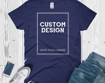 Może przedstawiać: Koszulka w kolorze granatowym z białym prostokątem, na którym widnieje napis "CUSTOM DESIGN" oraz "QUOTE-PHOTO-GRAPHIC" poniżej.
