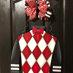 Colgador de puerta de madera pintado a mano Jockey Silk - Argyle rojo y blanco Kentucky Jockey Silk Derby Crown Kentucky Derby Crown Jockey Crown