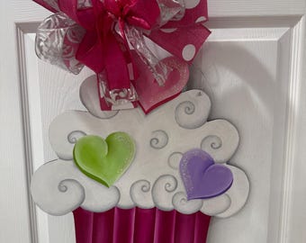 Percha de puerta de madera pintada a mano con forma de cupcake para el día de San Valentín Corona de San Valentín Percha de puerta de San Valentín Corona de cupcakes Percha de puerta con forma de cupcake rosa