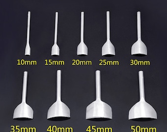 以下が含まれることがあります： 10mmから50mmまでの様々なサイズの、銀色の革細工用工具8点セット。各工具は平らで丸みを帯びた切削エッジと細長い柄を持っています。サイズはミリメートルで表示されています。