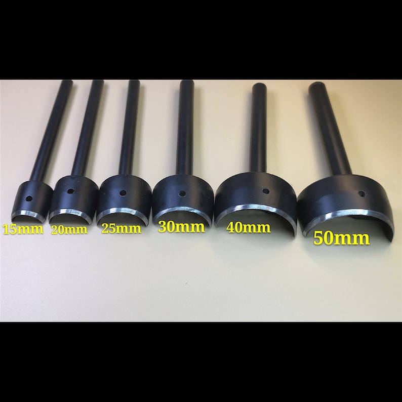 K&ouml;nnte beinhalten: Satz mit sechs schwarzen Leder-Lochstanzwerkzeugen in verschiedenen Gr&ouml;&szlig;en: 15 mm, 20 mm, 25 mm, 30 mm, 40 mm und 50 mm.