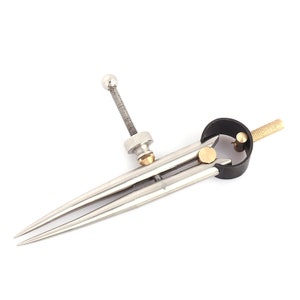 Könnte beinhalten: Ein silberner Zirkel mit einem schwarzen Einstellknopf und einer Messing-Schraube. Der Zirkel hat eine spitze Spitze und einen runden Knopf am anderen Ende.