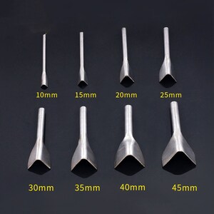 Könnte beinhalten: Set aus acht Metall-Lederhandwerkzeugen mit quadratischen Schneidenden. Größen von 10 mm bis 45 mm. Jedes Werkzeug hat einen langen, zylindrischen Griff. Die Größen sind in Millimetern angegeben.