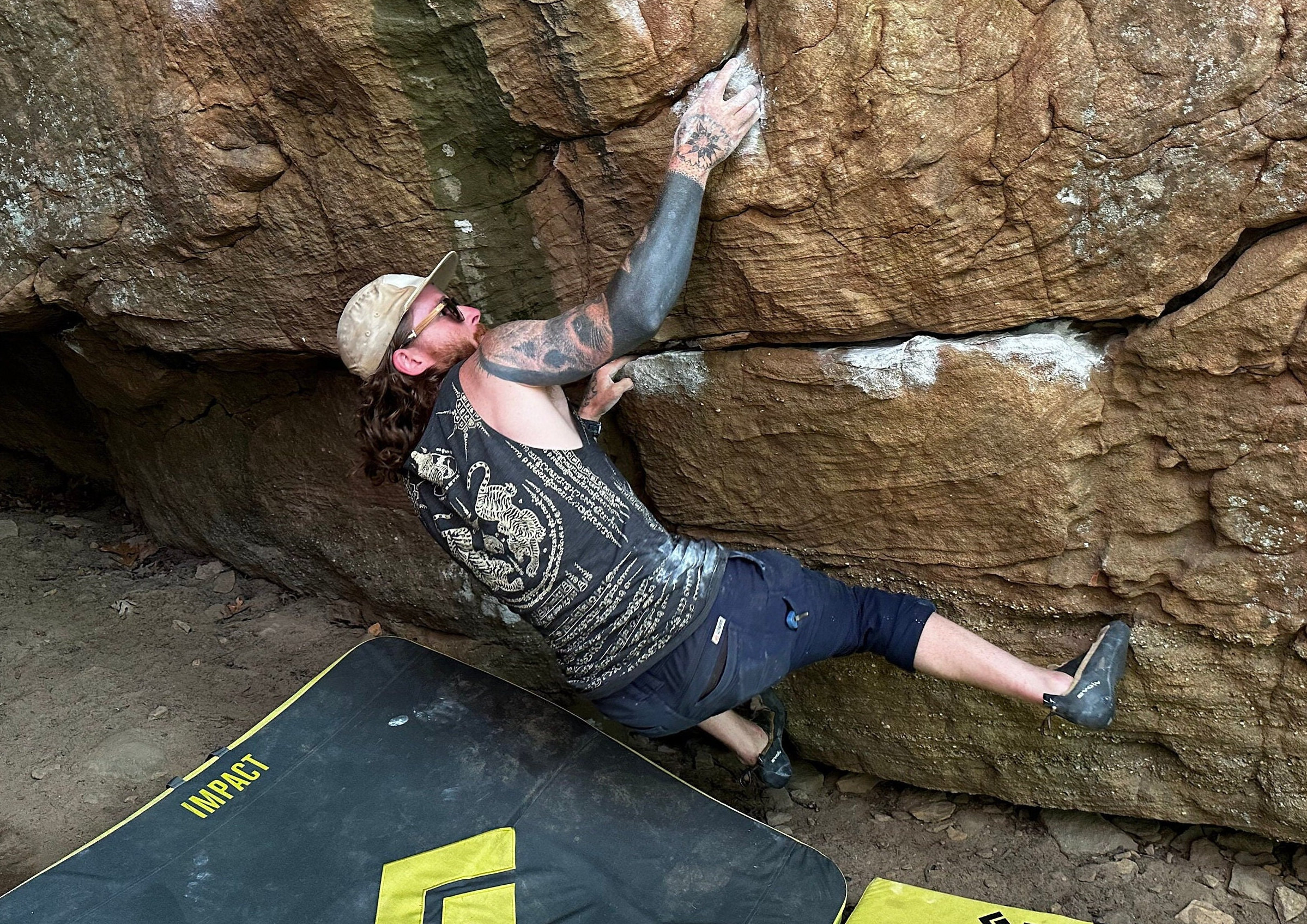 Thai Sak Yant Suae Koo twin Tiger Tattoo Tank Top Charcoal Heather