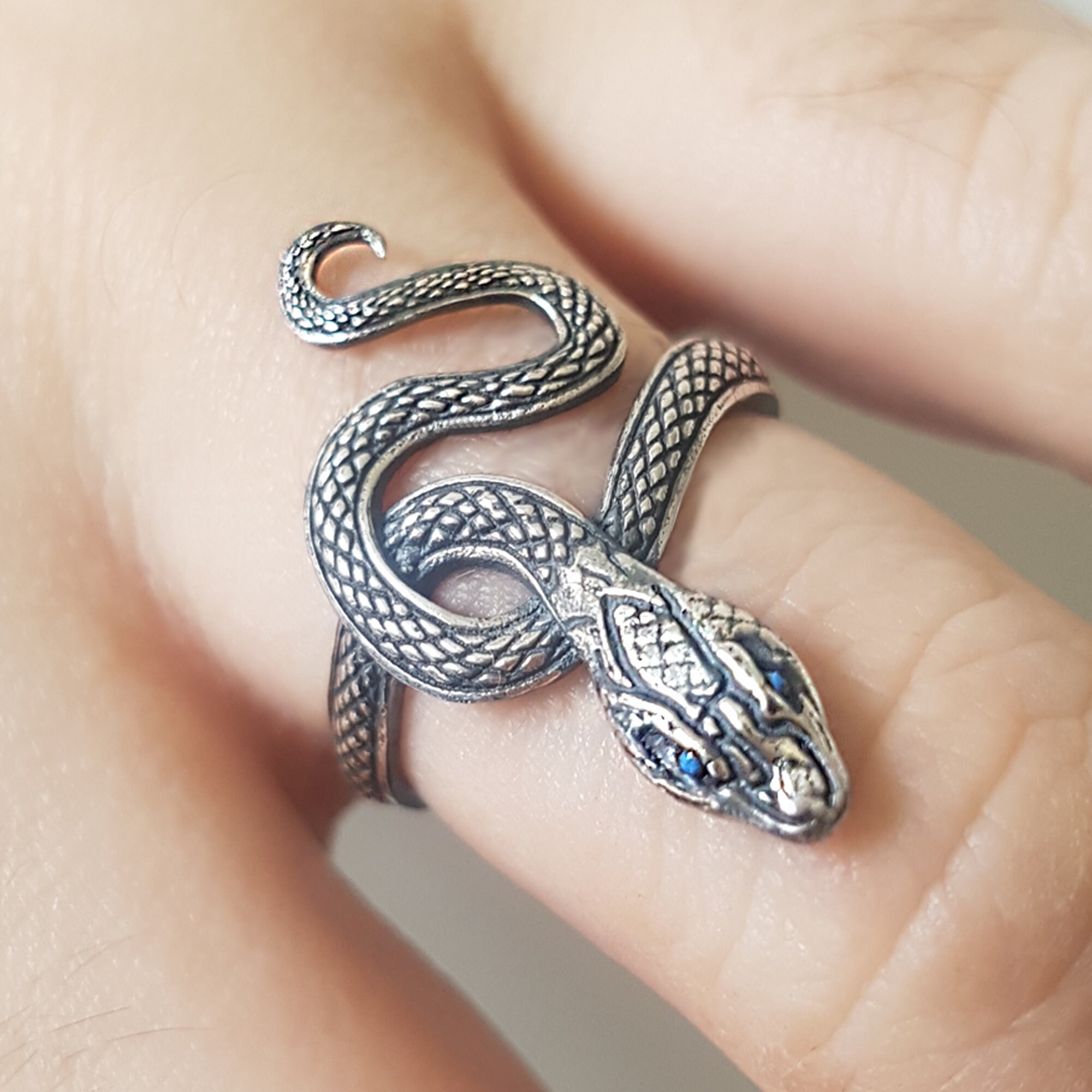 Серебряное кольцо жадного змея dark souls. Мужские перстни серебро змея. Серебряное кольцо из серебра змейка в хабаровске фото. Золотое кольцо змейка эстет. Адриа ювелирные изделия змеи.