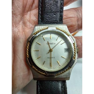 Montre date vintage grise avec mouvement suisse