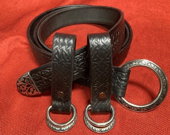 Cinto de aço inoxidável preto com nó celta gravado com ponta e saia combinando para caminhadas na Feira Medieval SCA