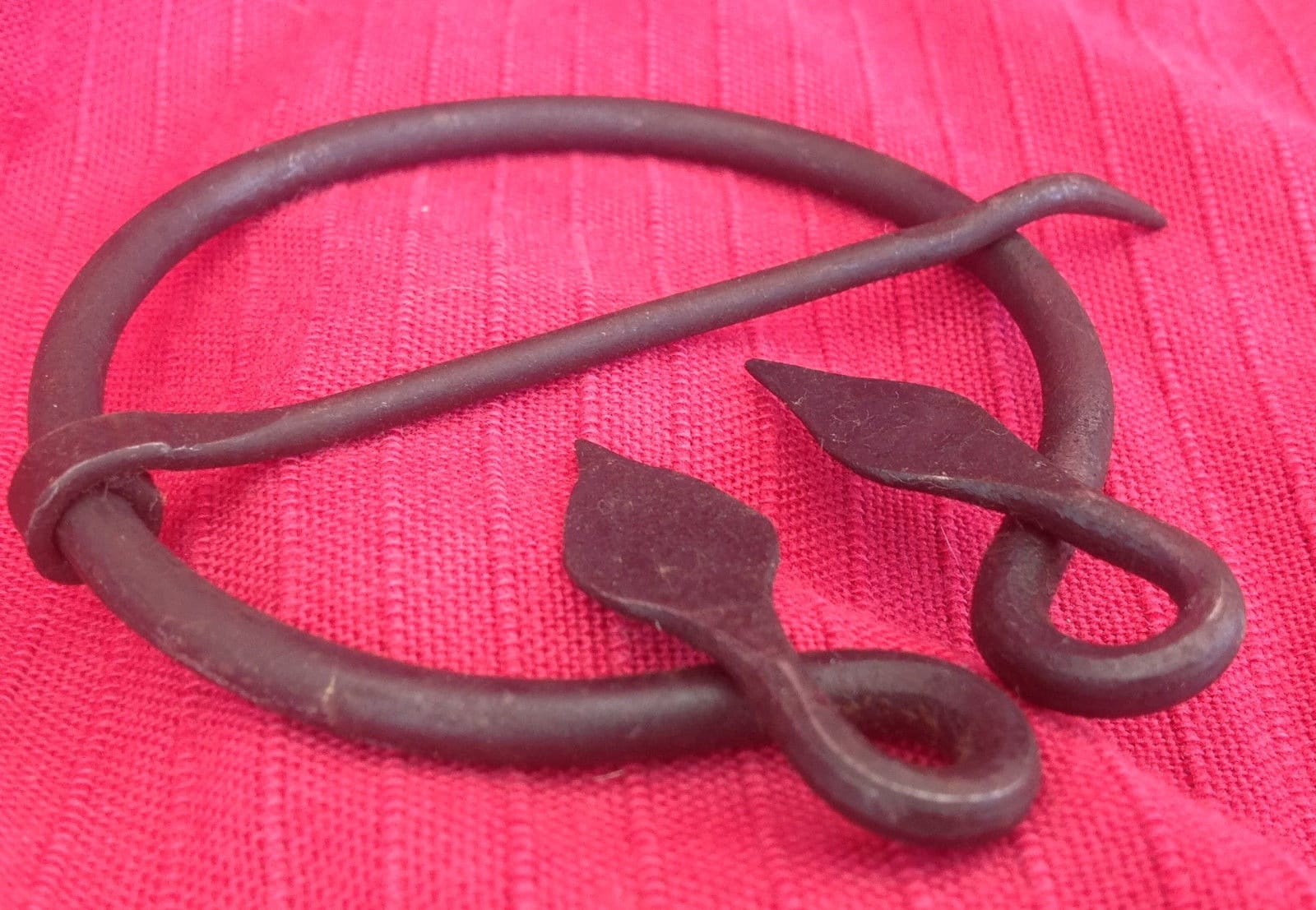 Broche Viking Anneau Penannulaire - Forgée Main, Semi-tordue - Médiévale