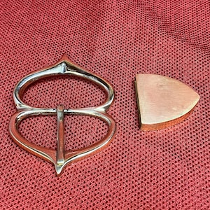 Cinto com fivela do século 14-15 - couro de 1,5" de largura com fivela de óculos de latão maciço e ponta combinando Buckle and Tip