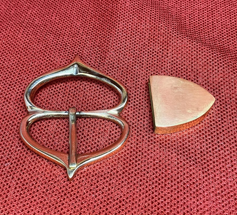 Cinto com fivela do século 14-15 - couro de 1,5" de largura com fivela de óculos de latão maciço e ponta combinando Buckle and Tip