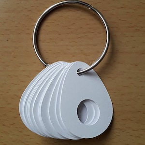 20 witte draad/flosdraad en metalen ring.