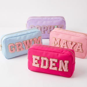 Personalisierte Make-up Tasche, Name Nylon Kosmetiktasche, Varsity Patch Make-up Tasche, Brautjungfer Geschenk, Reise Kulturtasche für Frauen