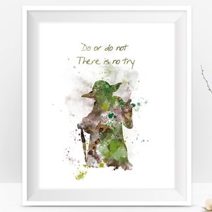Pode incluir: Uma impressão emoldurada branca com uma ilustração em aquarela de Yoda de Star Wars. A citação "Do or do not, there is no try" está escrita em escrita verde acima de Yoda.