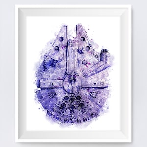 Peut inclure: Une peinture à l'aquarelle du vaisseau spatial Millennium Falcon de Star Wars. Le vaisseau spatial est représenté dans des tons de violet et de bleu, sur un fond blanc.