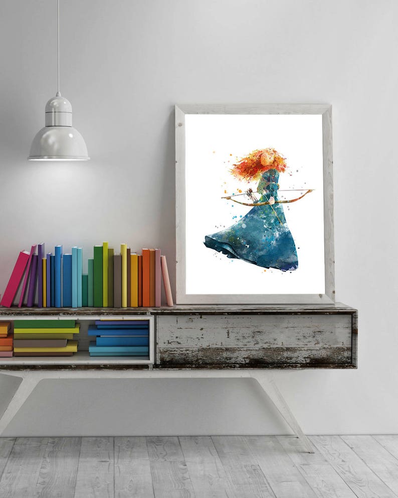 Peut inclure: Une peinture &agrave; l'aquarelle d'une femme aux cheveux roux v&ecirc;tue d'une robe bleue tenant un arc et une fl&egrave;che. L'arri&egrave;re-plan est blanc.