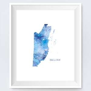 Puede incluir: Una pintura de acuarela del país de Belice en tonos azules. El nombre del país está escrito en azul debajo del mapa.