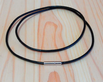 Op de afbeelding: Een zwarte leren koordketting met een magneetsluiting.