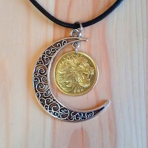 Collana con testa di leone, collana curva a forma di luna in argento tibetano con pendente a forma di moneta con testa di leone, collana con testa di leone e luna da 5 centesimi in Etiopia.